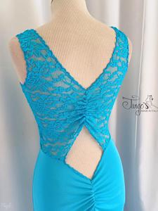 Abito robi in pizzo e jersey azzurro