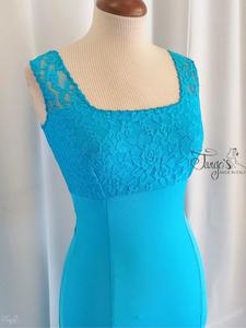 Abito robi in pizzo e jersey azzurro