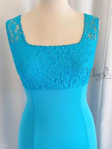 Abito robi in pizzo e jersey azzurro