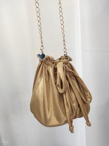 Borsa elegante con coulisse in laminato oro