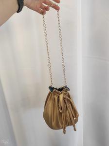 Elegant coulisse bag in gold fabric